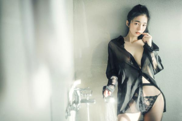    JVID-辰辰-我的女友这一次有点色有点甜-浴室湿身私房写真-透明罩衫黑丝极致诱惑-2022.04.05第43张图片
