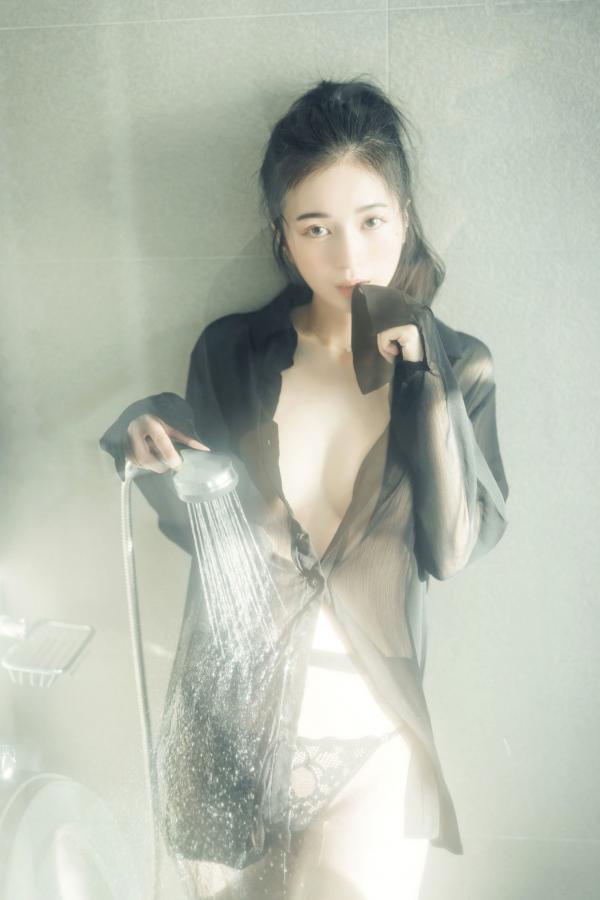    JVID-辰辰-我的女友这一次有点色有点甜-浴室湿身私房写真-透明罩衫黑丝极致诱惑-2022.04.05第47张图片