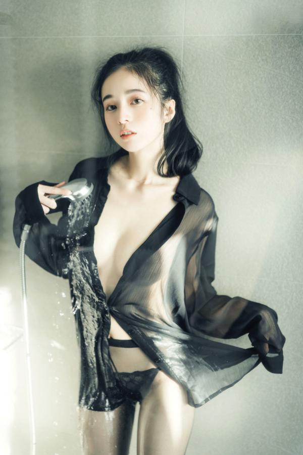    JVID-辰辰-我的女友这一次有点色有点甜-浴室湿身私房写真-透明罩衫黑丝极致诱惑-2022.04.05第48张图片