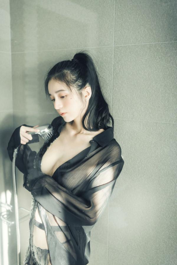    JVID-辰辰-我的女友这一次有点色有点甜-浴室湿身私房写真-透明罩衫黑丝极致诱惑-2022.04.05第49张图片