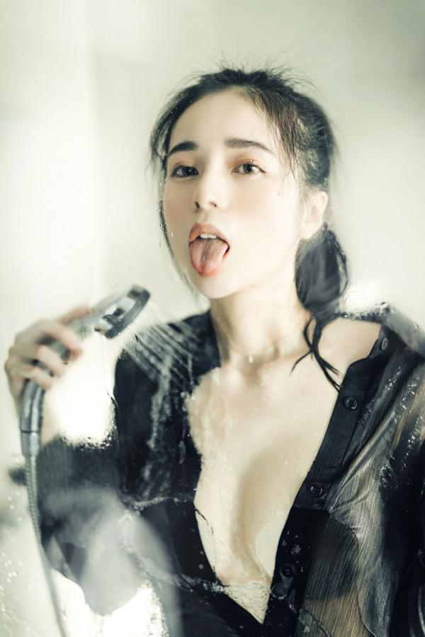    JVID-辰辰-我的女友这一次有点色有点甜-浴室湿身私房写真-透明罩衫黑丝极致诱惑-2022.04.05第59张图片