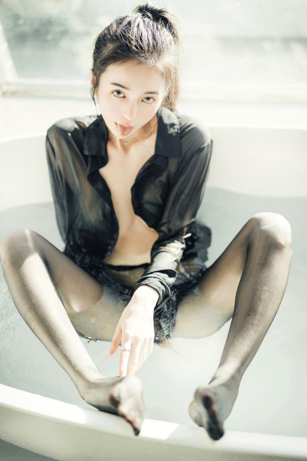    JVID-辰辰-我的女友这一次有点色有点甜-浴室湿身私房写真-透明罩衫黑丝极致诱惑-2022.04.05第68张图片