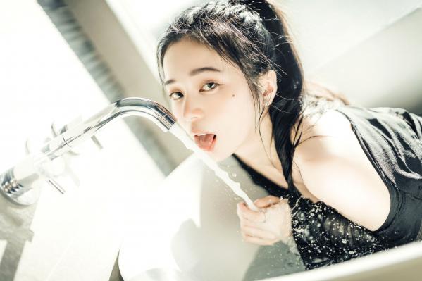    JVID-辰辰-我的女友这一次有点色有点甜-浴室湿身私房写真-透明罩衫黑丝极致诱惑-2022.04.05第73张图片