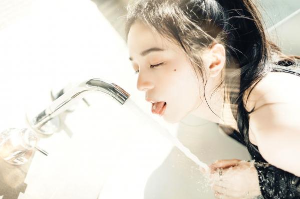    JVID-辰辰-我的女友这一次有点色有点甜-浴室湿身私房写真-透明罩衫黑丝极致诱惑-2022.04.05第74张图片