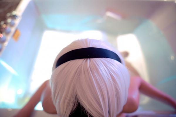    星澜Cosplay尼尔2B，浴室湿身极致性感大片，银发与黑色比基尼的诱惑盛宴第16张图片