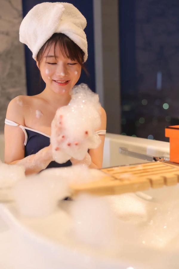    绾绾么 - 泡泡浴私房套图，浴室湿身诱惑，性感连体泳衣展现曼妙身材，纯欲风魅力写真 [141P]第91张图片