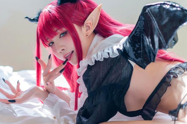    水淼-Aqua-更衣人偶Rizu-kyun恶魔Cosplay，极致魅惑蕾丝私房写真，室内场景下的禁忌诱惑第32张图片