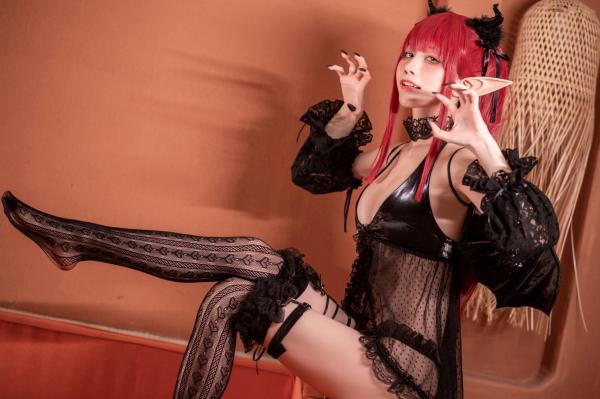    水淼-Aqua-更衣人偶Rizu-kyun恶魔Cosplay，极致魅惑蕾丝私房写真，室内场景下的禁忌诱惑第100张图片