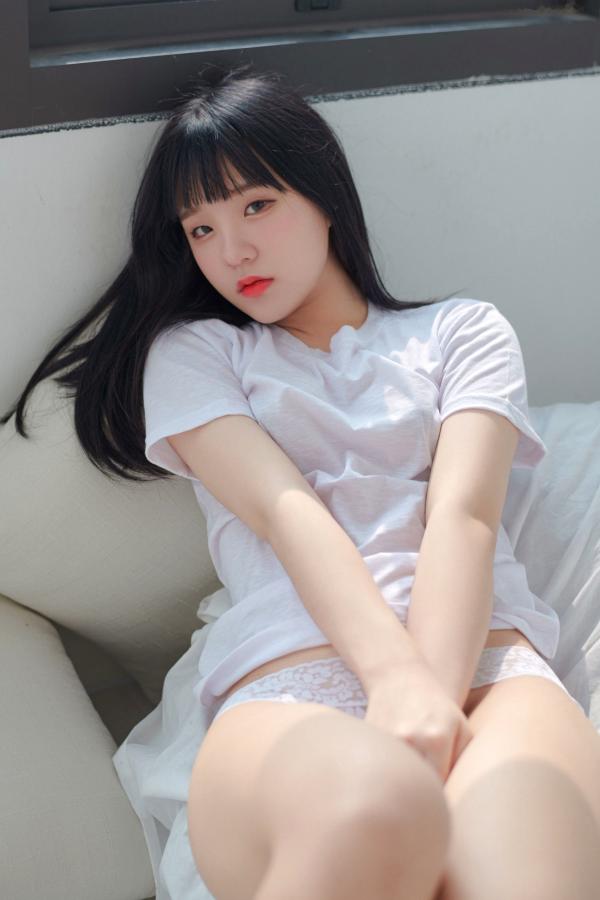    韩国美女Jenny 정제니 ARTGRAVIA_057：明亮闺房纯欲私房写真，蕾丝内衣与慵懒白T的极致诱惑第23张图片