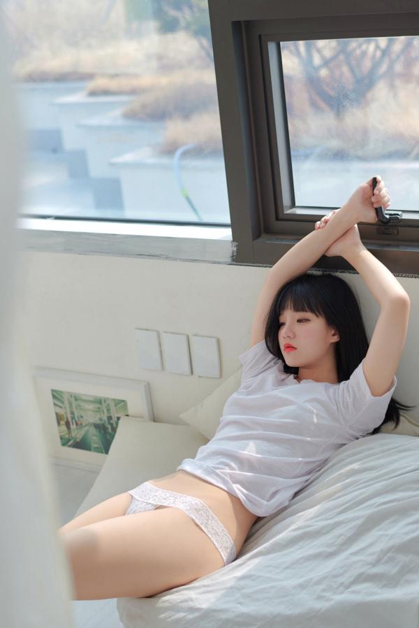    韩国美女Jenny 정제니 ARTGRAVIA_057：明亮闺房纯欲私房写真，蕾丝内衣与慵懒白T的极致诱惑第34张图片