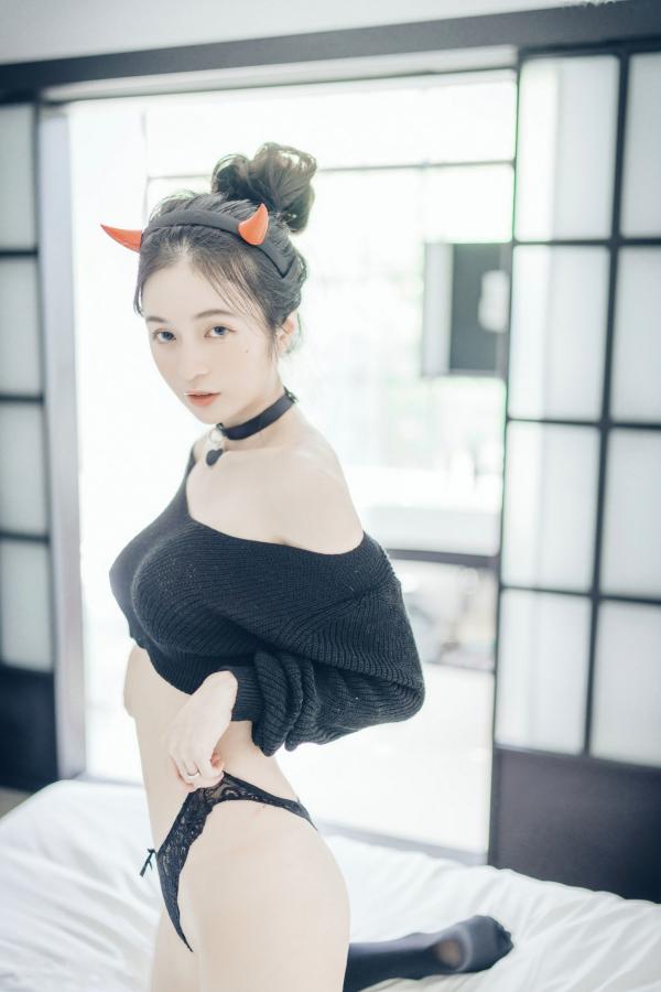    JVID-辰辰-性感小恶魔私房诱惑，纯欲露肩毛衣尽显白嫩美肌，火辣写真全套鉴赏第3张图片
