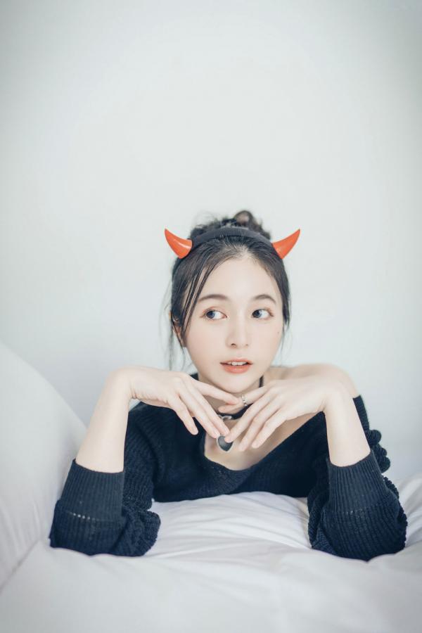    JVID-辰辰-性感小恶魔私房诱惑，纯欲露肩毛衣尽显白嫩美肌，火辣写真全套鉴赏第11张图片
