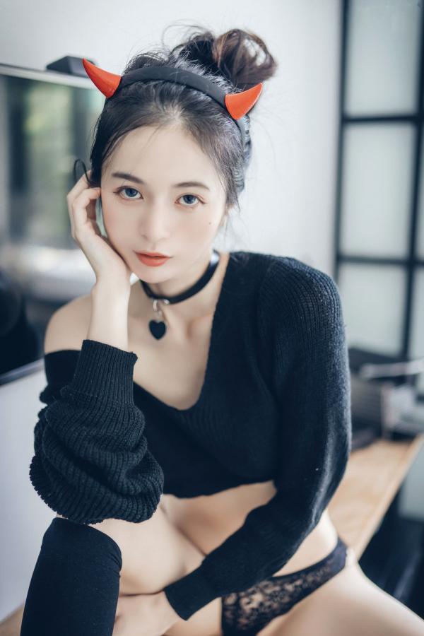    JVID-辰辰-性感小恶魔私房诱惑，纯欲露肩毛衣尽显白嫩美肌，火辣写真全套鉴赏第14张图片