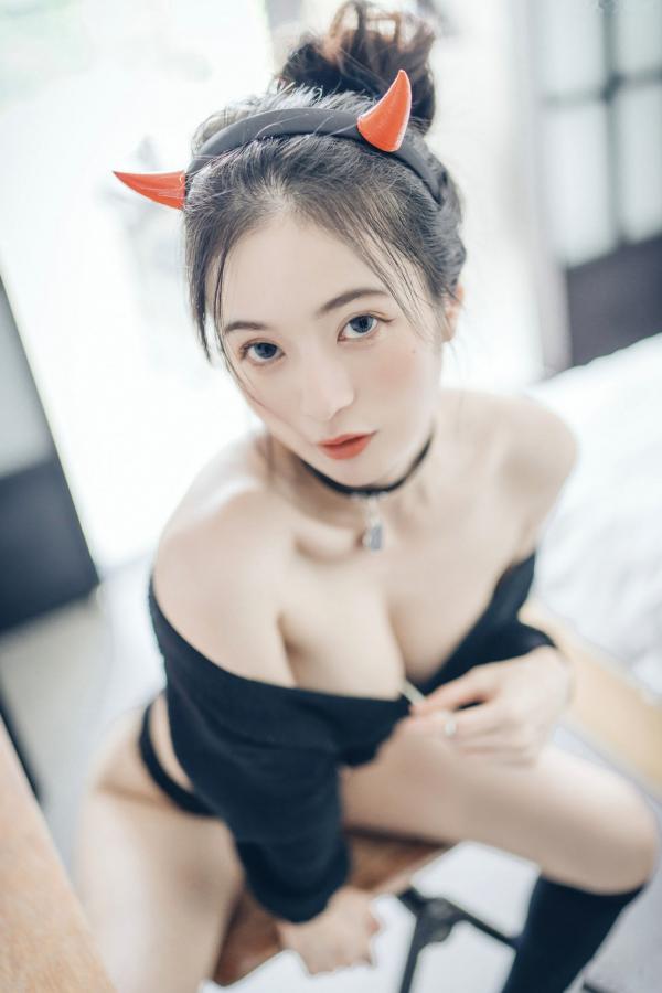    JVID-辰辰-性感小恶魔私房诱惑，纯欲露肩毛衣尽显白嫩美肌，火辣写真全套鉴赏第18张图片