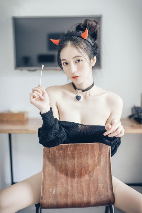    JVID-辰辰-性感小恶魔私房诱惑，纯欲露肩毛衣尽显白嫩美肌，火辣写真全套鉴赏第19张图片