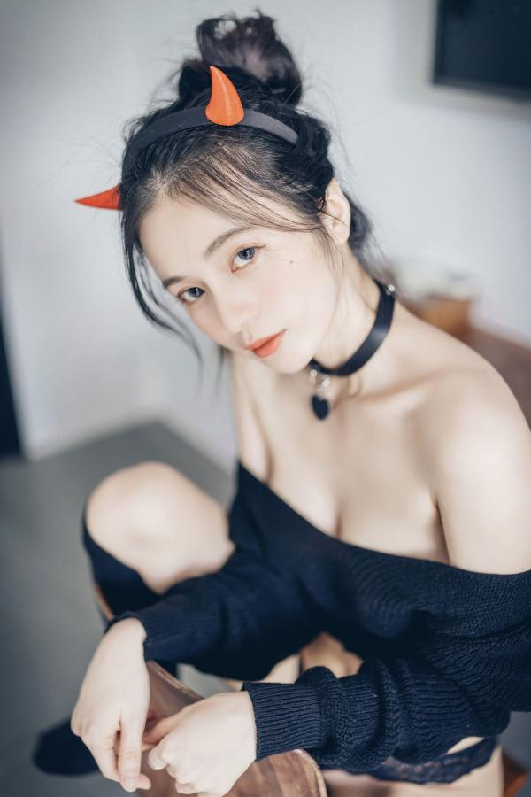    JVID-辰辰-性感小恶魔私房诱惑，纯欲露肩毛衣尽显白嫩美肌，火辣写真全套鉴赏第21张图片