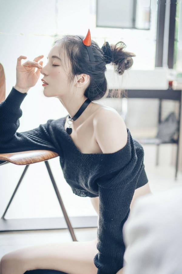    JVID-辰辰-性感小恶魔私房诱惑，纯欲露肩毛衣尽显白嫩美肌，火辣写真全套鉴赏第26张图片
