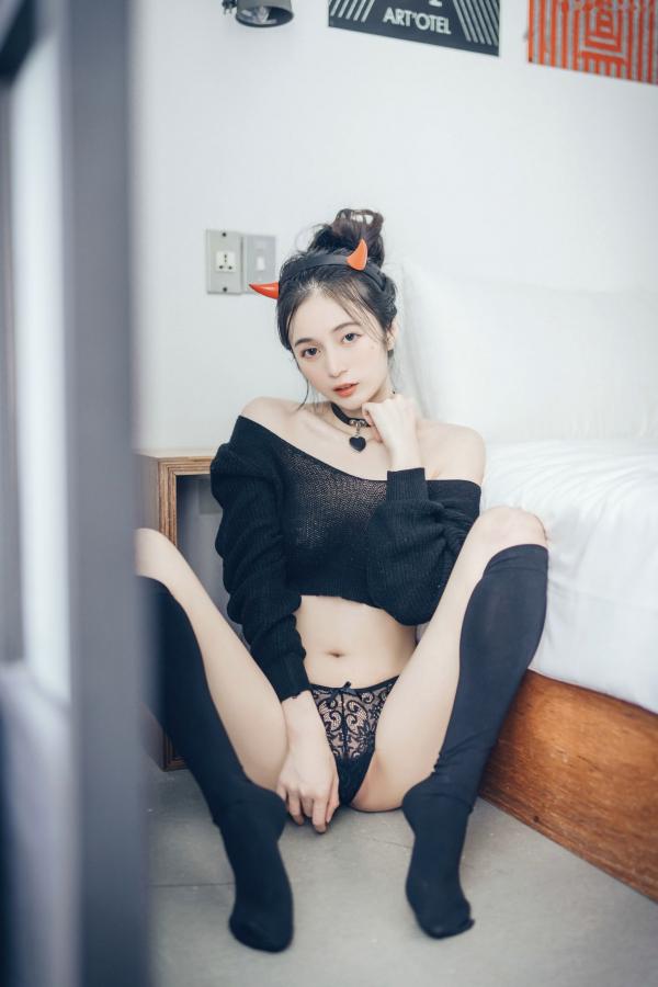    JVID-辰辰-性感小恶魔私房诱惑，纯欲露肩毛衣尽显白嫩美肌，火辣写真全套鉴赏第27张图片