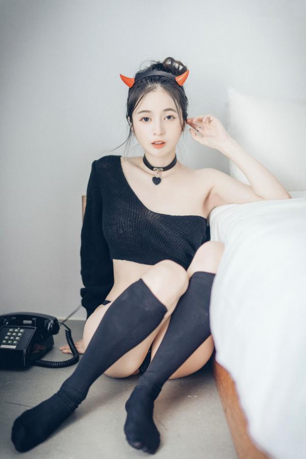    JVID-辰辰-性感小恶魔私房诱惑，纯欲露肩毛衣尽显白嫩美肌，火辣写真全套鉴赏第32张图片