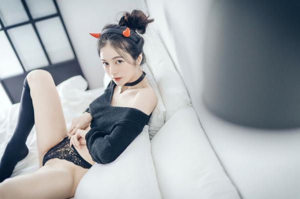    JVID-辰辰-性感小恶魔私房诱惑，纯欲露肩毛衣尽显白嫩美肌，火辣写真全套鉴赏第33张图片