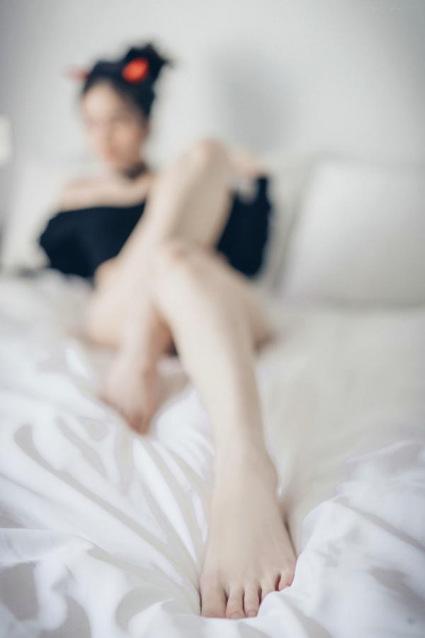    JVID-辰辰-性感小恶魔私房诱惑，纯欲露肩毛衣尽显白嫩美肌，火辣写真全套鉴赏第36张图片