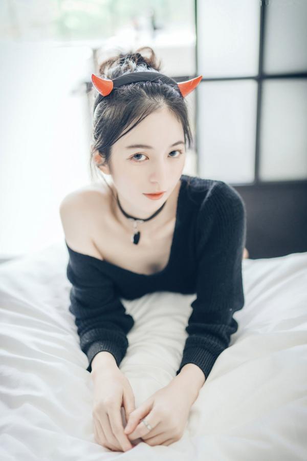    JVID-辰辰-性感小恶魔私房诱惑，纯欲露肩毛衣尽显白嫩美肌，火辣写真全套鉴赏第39张图片