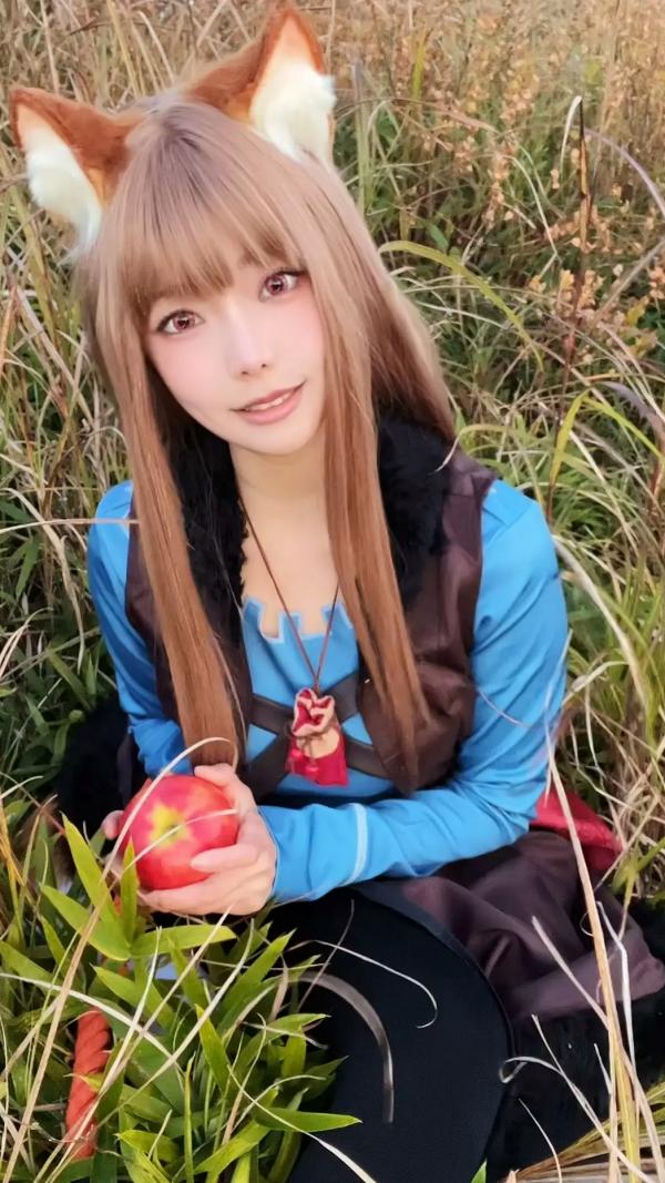    Ely_eee(ElyEE子) - Soft Glow 狼與暖陽：户外芒草丛中的治愈系狼少女Cosplay写真 [52P]第1张图片