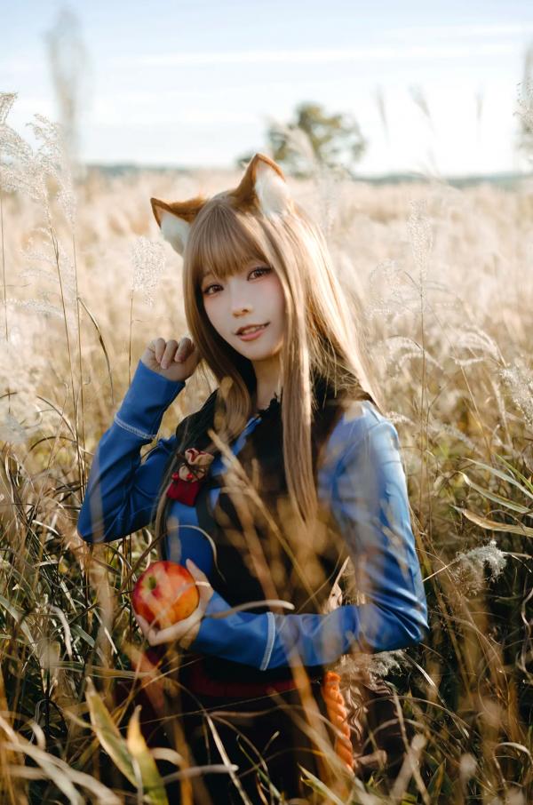    Ely_eee(ElyEE子) - Soft Glow 狼與暖陽：户外芒草丛中的治愈系狼少女Cosplay写真 [52P]第4张图片