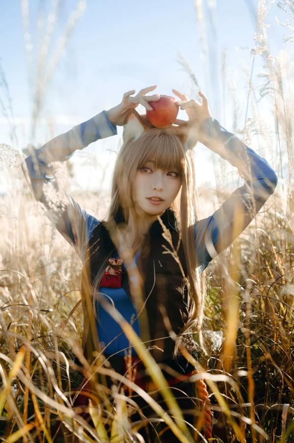    Ely_eee(ElyEE子) - Soft Glow 狼與暖陽：户外芒草丛中的治愈系狼少女Cosplay写真 [52P]第5张图片