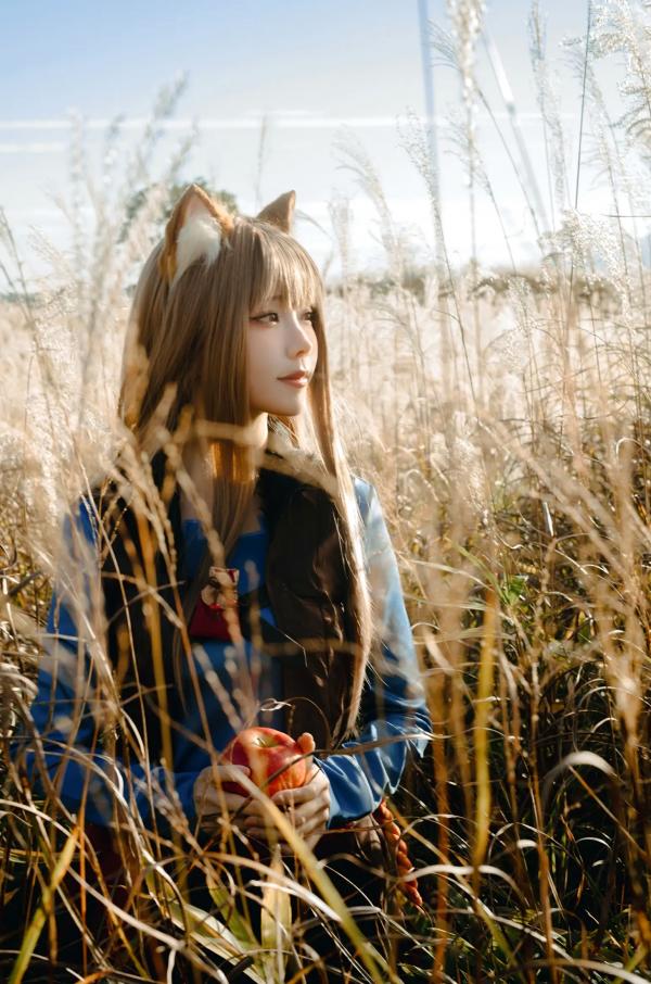   Ely_eee(ElyEE子) - Soft Glow 狼與暖陽：户外芒草丛中的治愈系狼少女Cosplay写真 [52P]第6张图片