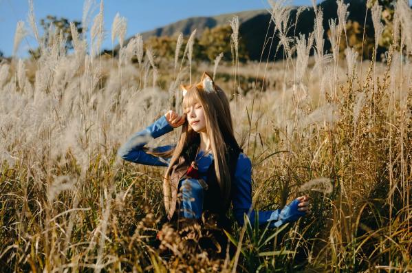    Ely_eee(ElyEE子) - Soft Glow 狼與暖陽：户外芒草丛中的治愈系狼少女Cosplay写真 [52P]第12张图片
