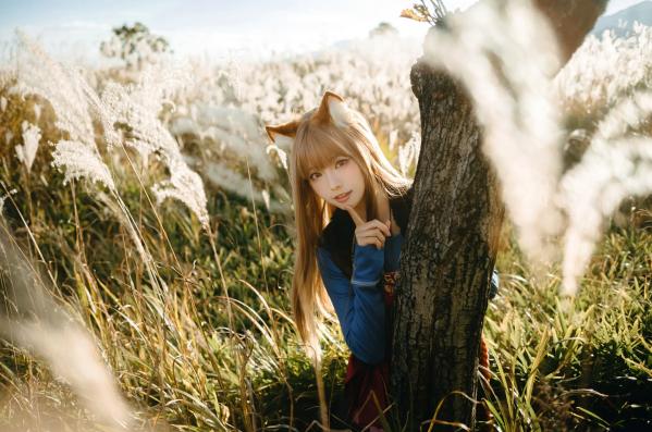    Ely_eee(ElyEE子) - Soft Glow 狼與暖陽：户外芒草丛中的治愈系狼少女Cosplay写真 [52P]第13张图片