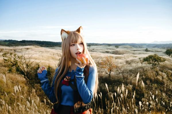    Ely_eee(ElyEE子) - Soft Glow 狼與暖陽：户外芒草丛中的治愈系狼少女Cosplay写真 [52P]第18张图片