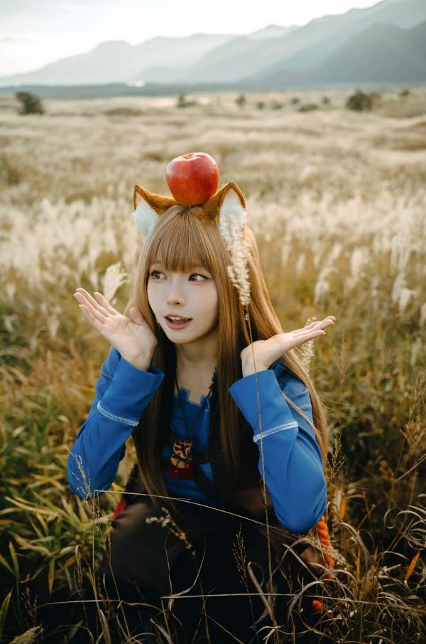    Ely_eee(ElyEE子) - Soft Glow 狼與暖陽：户外芒草丛中的治愈系狼少女Cosplay写真 [52P]第19张图片
