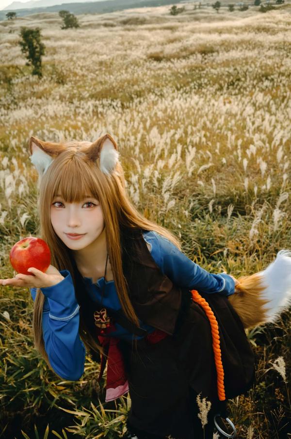    Ely_eee(ElyEE子) - Soft Glow 狼與暖陽：户外芒草丛中的治愈系狼少女Cosplay写真 [52P]第20张图片