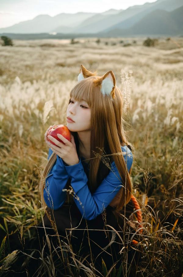    Ely_eee(ElyEE子) - Soft Glow 狼與暖陽：户外芒草丛中的治愈系狼少女Cosplay写真 [52P]第21张图片