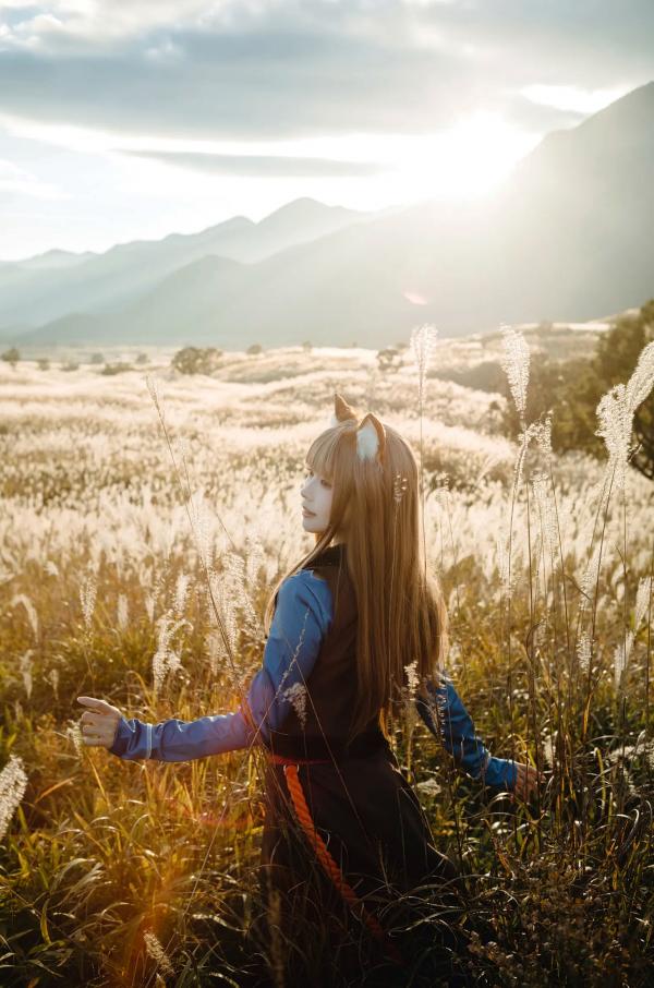    Ely_eee(ElyEE子) - Soft Glow 狼與暖陽：户外芒草丛中的治愈系狼少女Cosplay写真 [52P]第28张图片