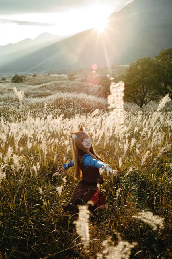    Ely_eee(ElyEE子) - Soft Glow 狼與暖陽：户外芒草丛中的治愈系狼少女Cosplay写真 [52P]第29张图片