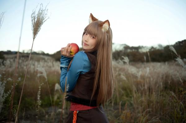    Ely_eee(ElyEE子) - Soft Glow 狼與暖陽：户外芒草丛中的治愈系狼少女Cosplay写真 [52P]第31张图片