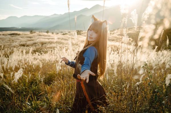    Ely_eee(ElyEE子) - Soft Glow 狼與暖陽：户外芒草丛中的治愈系狼少女Cosplay写真 [52P]第32张图片