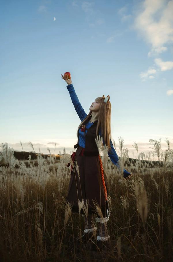    Ely_eee(ElyEE子) - Soft Glow 狼與暖陽：户外芒草丛中的治愈系狼少女Cosplay写真 [52P]第33张图片