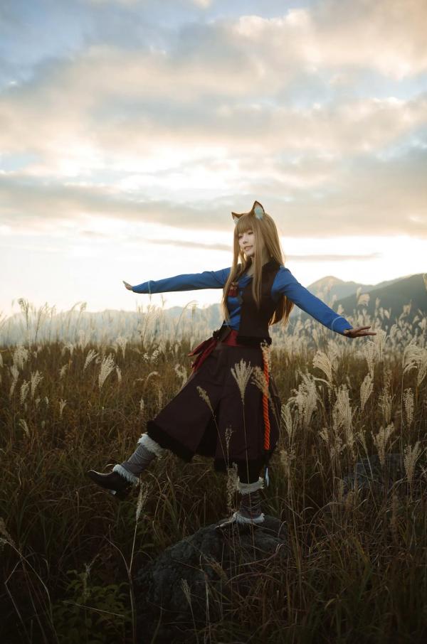    Ely_eee(ElyEE子) - Soft Glow 狼與暖陽：户外芒草丛中的治愈系狼少女Cosplay写真 [52P]第34张图片