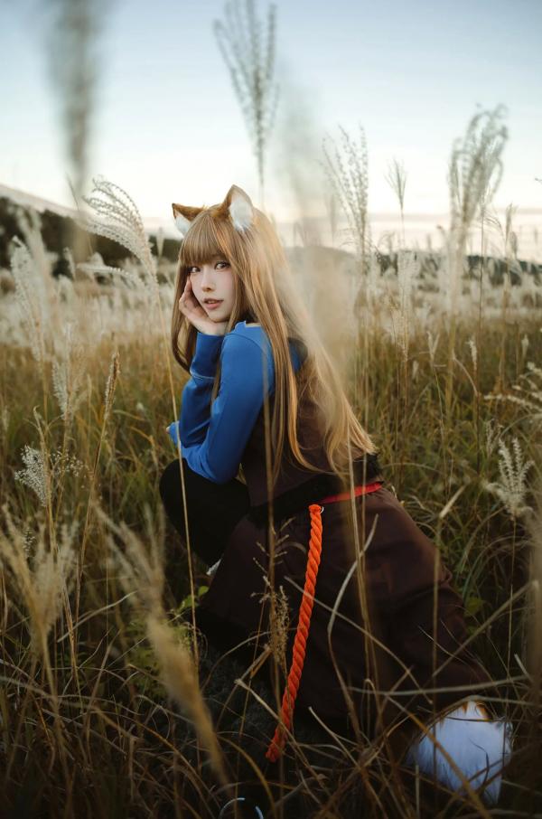    Ely_eee(ElyEE子) - Soft Glow 狼與暖陽：户外芒草丛中的治愈系狼少女Cosplay写真 [52P]第35张图片