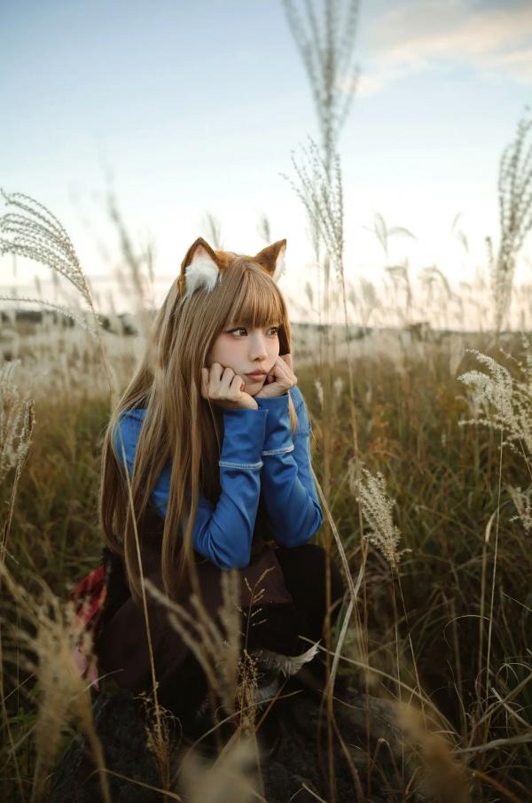    Ely_eee(ElyEE子) - Soft Glow 狼與暖陽：户外芒草丛中的治愈系狼少女Cosplay写真 [52P]第36张图片