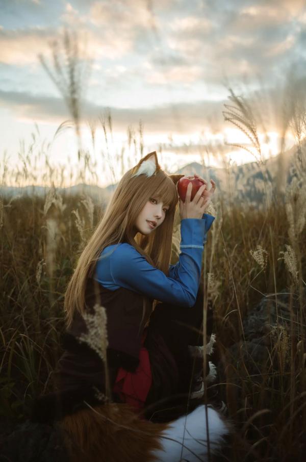    Ely_eee(ElyEE子) - Soft Glow 狼與暖陽：户外芒草丛中的治愈系狼少女Cosplay写真 [52P]第38张图片