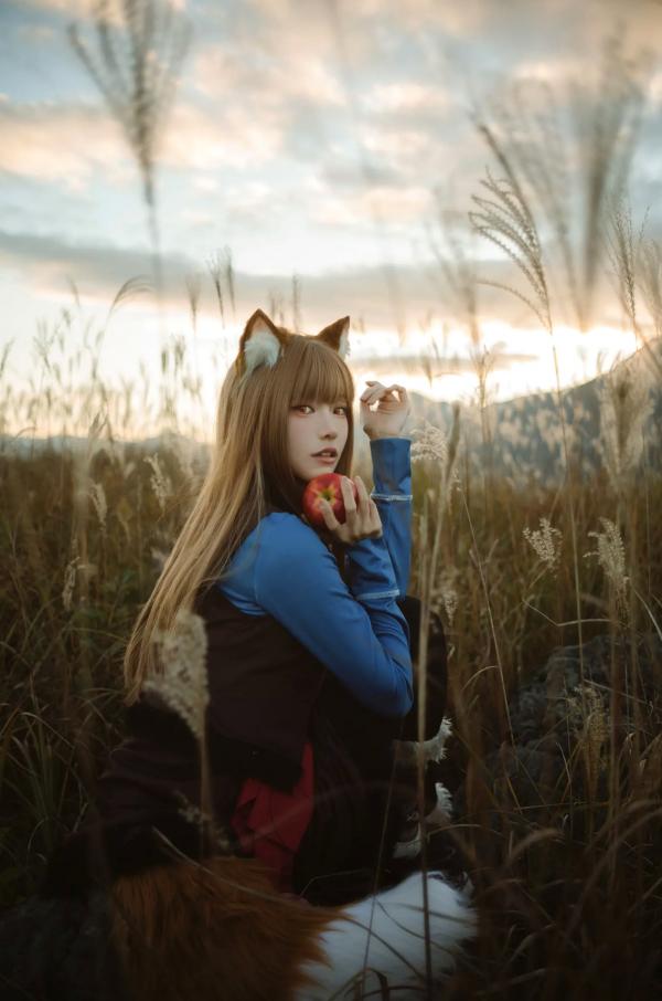    Ely_eee(ElyEE子) - Soft Glow 狼與暖陽：户外芒草丛中的治愈系狼少女Cosplay写真 [52P]第39张图片