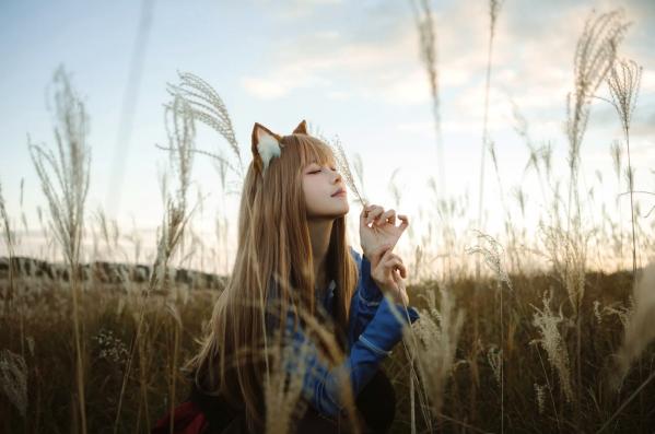    Ely_eee(ElyEE子) - Soft Glow 狼與暖陽：户外芒草丛中的治愈系狼少女Cosplay写真 [52P]第40张图片