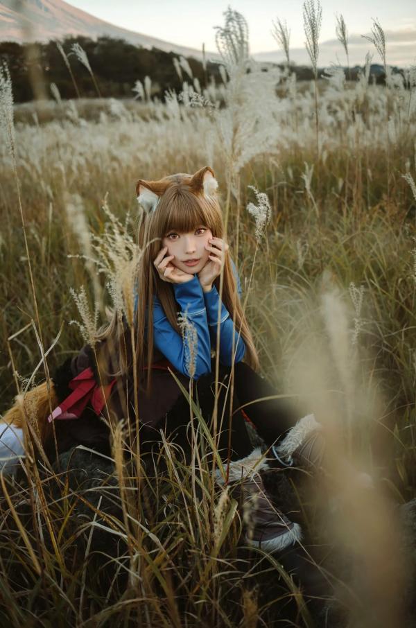    Ely_eee(ElyEE子) - Soft Glow 狼與暖陽：户外芒草丛中的治愈系狼少女Cosplay写真 [52P]第42张图片