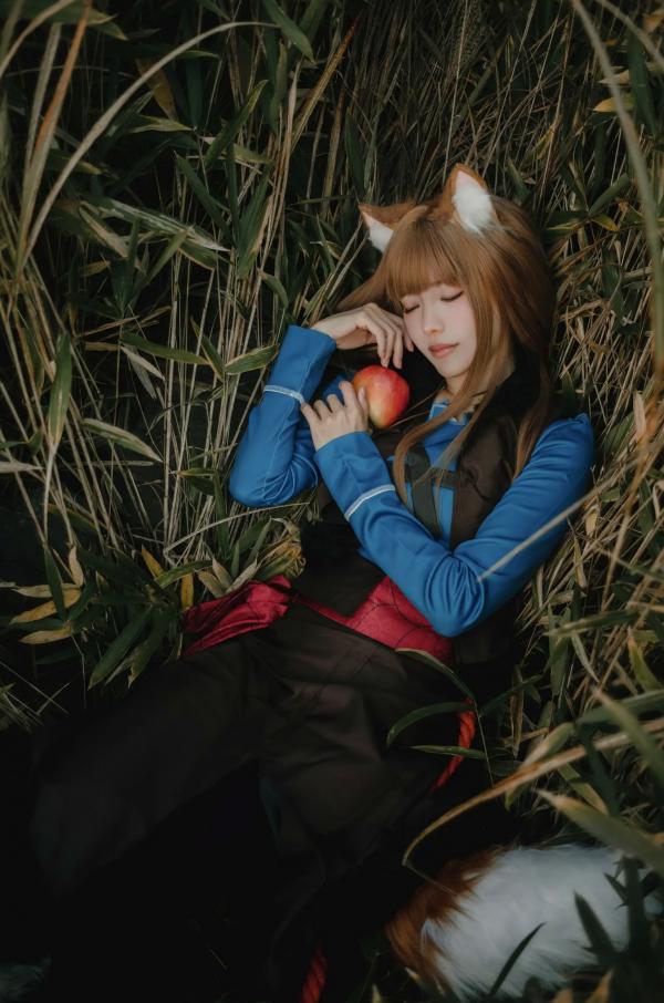    Ely_eee(ElyEE子) - Soft Glow 狼與暖陽：户外芒草丛中的治愈系狼少女Cosplay写真 [52P]第43张图片