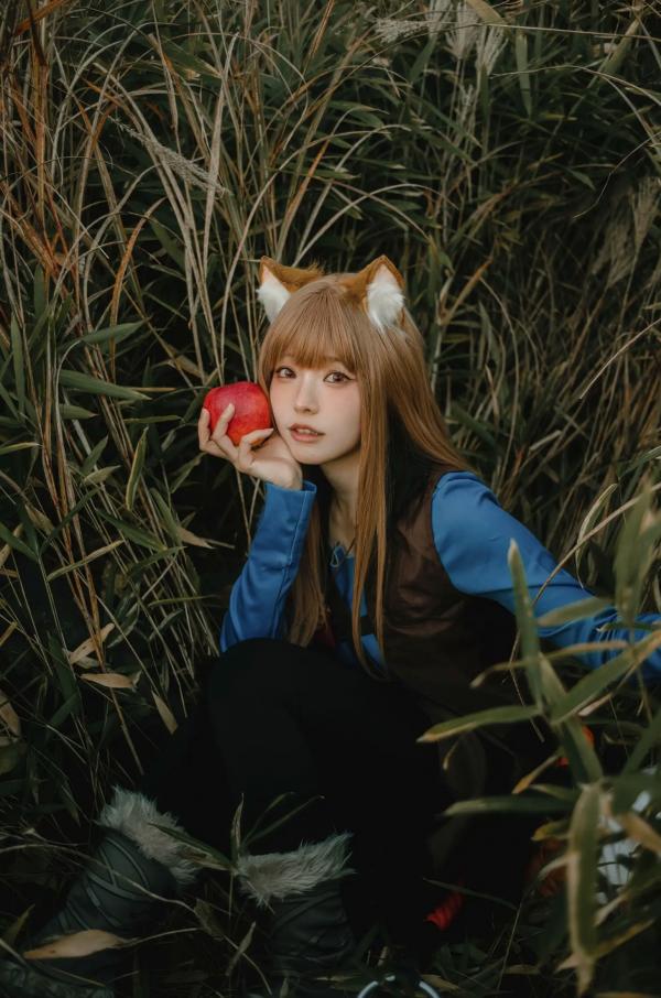    Ely_eee(ElyEE子) - Soft Glow 狼與暖陽：户外芒草丛中的治愈系狼少女Cosplay写真 [52P]第46张图片